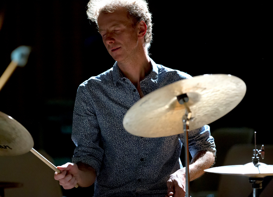 Luc Isenmann jouant de la batterie